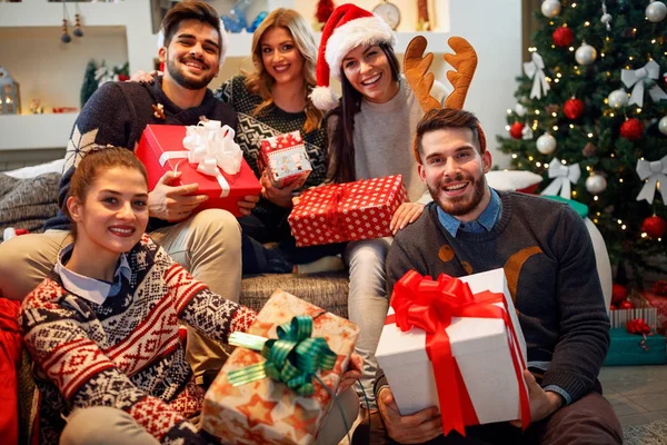 Різдво, свята, щастя і люди концептуально усміхнений друг — стокове фото