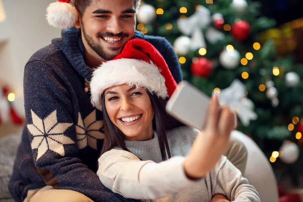 Eğlenceli ve al selfie resimler olan aşık Çift 