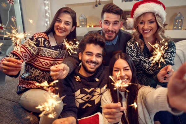 Друзі святкують Різдво з іскристом — стокове фото
