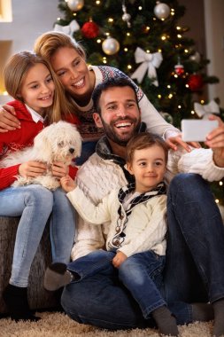 Neşeli aile selfie için Noel'e hazırlanmak