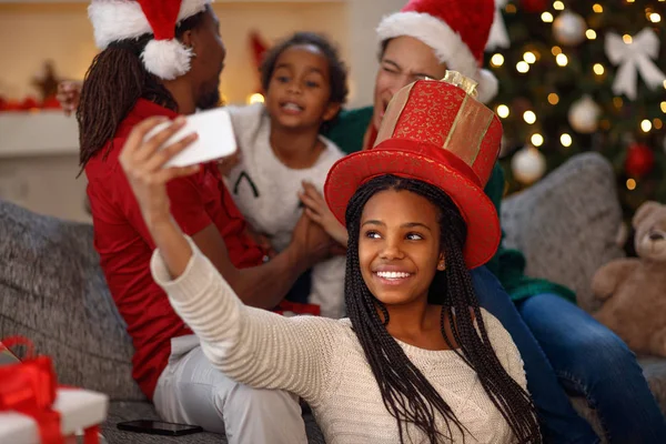 Piccola afro ragazza americana prendendo selfie a Natale — Foto Stock