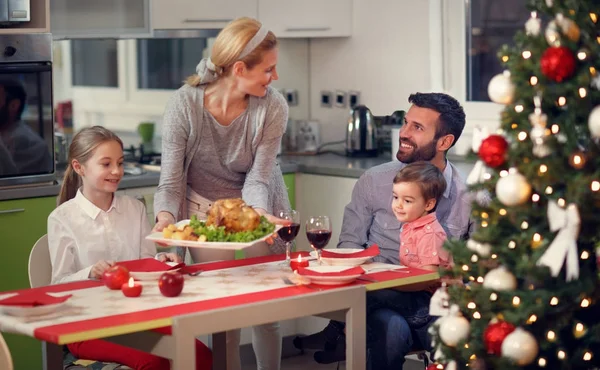 Šťastná rodina s vánoční večeře — Stock fotografie