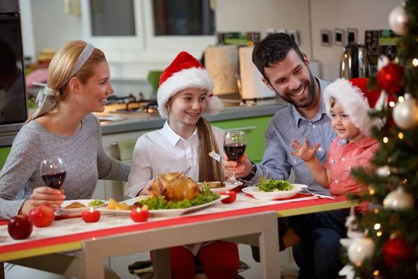 Ευτυχισμένη οικογένεια απολαμβάνοντας τρώγοντας παραδοσιακό χριστουγεννιάτικο δείπνο — Φωτογραφία Αρχείου