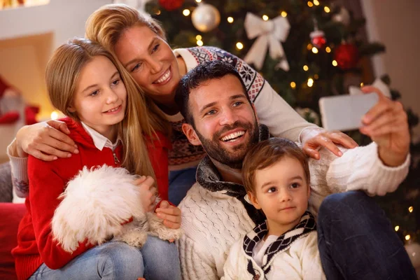 Porträt einer Familie, die ein Selfie macht — Stockfoto