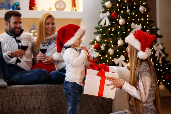 ハッピー クリスマス - クリスマス プレゼントを開く子供たち — ストック写真