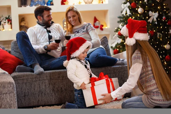 Regalo de Navidad - niños abre caja de regalo con familia — Foto de Stock