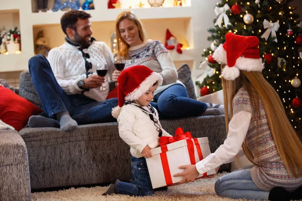 クリスマス ギフト - 子供の家族と一緒にギフト ボックスが開きます — ストック写真