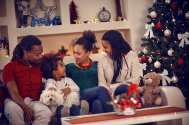 Aile için Noel arifesi evde