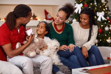 Noel kızı için önceden veren baba