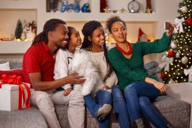 Aile selfie üzerinde Noel'e hazırlanmak