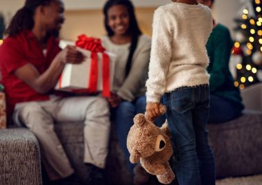 küçük kız holding oyuncak ayı arkadan görünüm