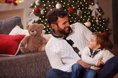 mutlu baba ve oğul Noel'de eğlenin