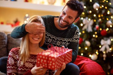 Adam sevgilisinin gözleri hediyesini verirken kapsayan