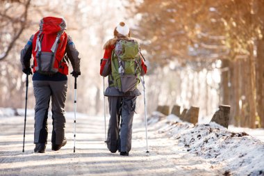 Orman dağcıların yürür