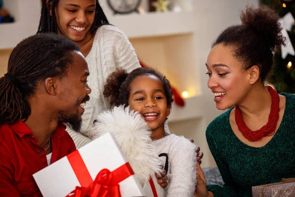 Familie mit Tochter genießt Heiligabend — Stockfoto