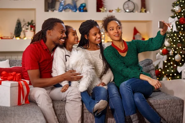 Οικογένεια κάνοντας selfie για τα Χριστούγεννα — Φωτογραφία Αρχείου