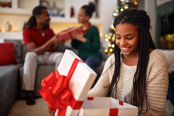 Meisje opening doos met de gift van Kerstmis — Stockfoto