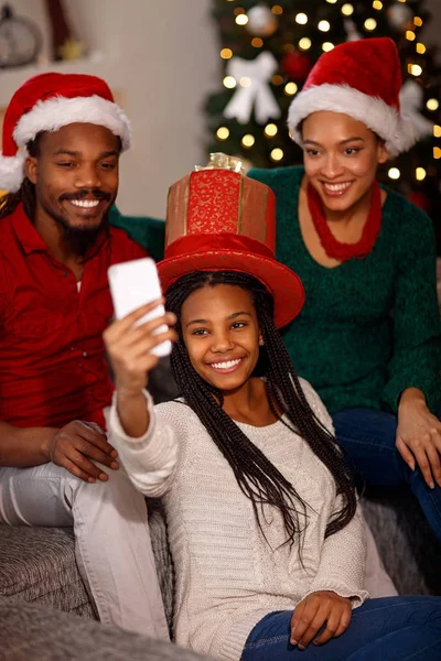Noel Baba şapkaları Noel'de selfie alarak Afro Amerikan ailesi