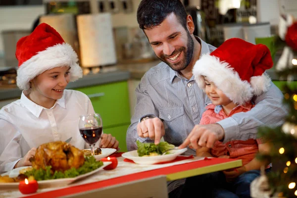 Apa és a gyerekek hagyományos karácsonyi vacsora eszik — Stock Fotó