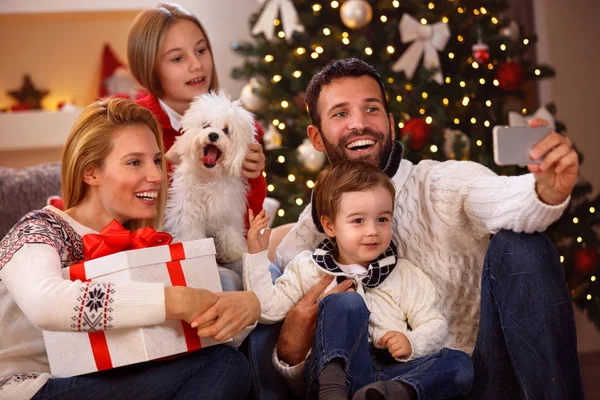 Preciosa familia tomando selfie — Foto de Stock