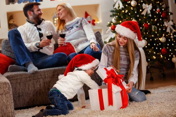 Navidad, vacaciones y concepto de personas - niños abre presente — Foto de Stock