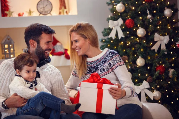 Genç aile ile Noel hediyesi evde