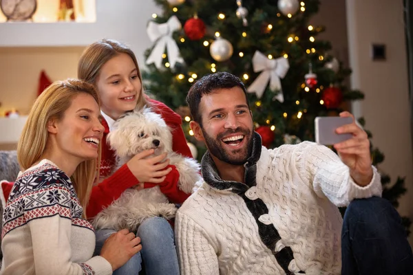Mutlu aile Noel Selfie yapma