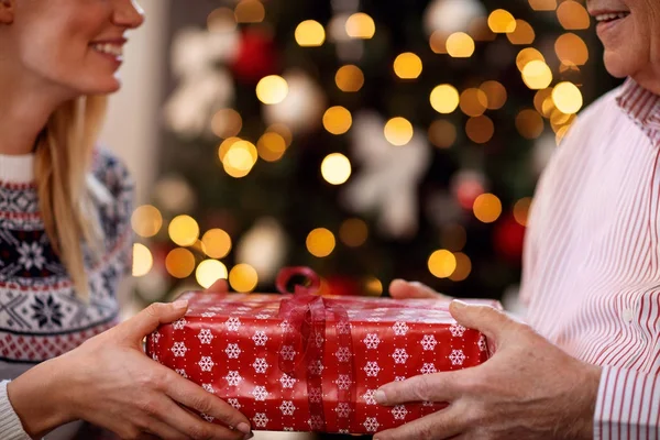 Padre e hija intercambiando regalo de Navidad — Foto de Stock