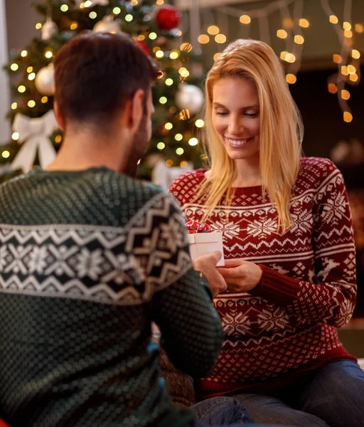 Casal celebrando férias em casa com presente de Natal — Fotografia de Stock