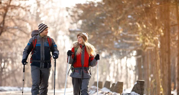 Junge und Mädchen beim Skifahren im Wald — Stockfoto