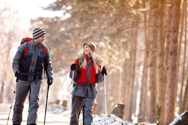 Lächelndes Paar beim Wandern in der Natur — Stockfoto