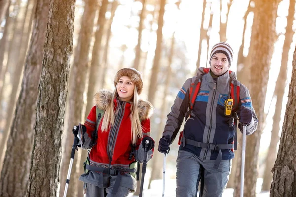 Kışın dağda hiking Çift