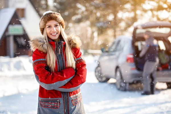 Retrato de mulher em férias de inverno ao ar livre — Fotografia de Stock