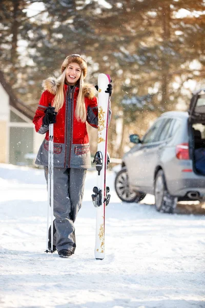 Skirennläuferin am Berg — Stockfoto