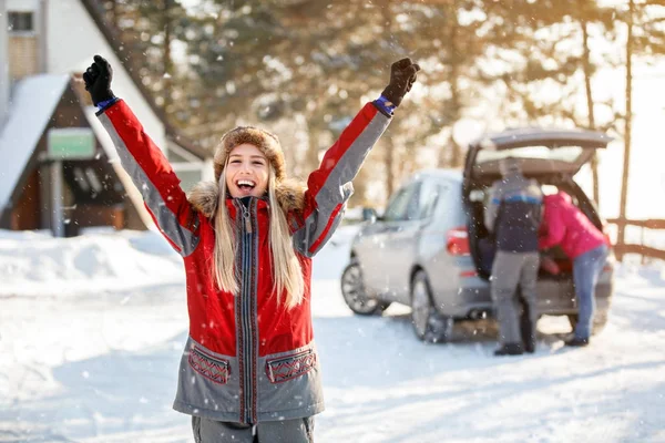 Fröhliches Mädchen auf dem Berg im Winterurlaub — Stockfoto