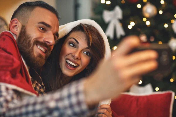 Pareja haciendo selfie para Navidad — Foto de Stock