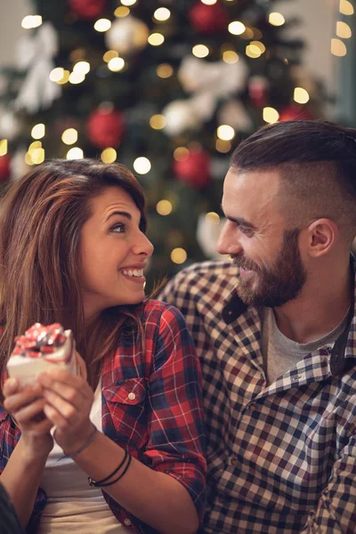 Koca arıyorum elinde hediye ile heyecanlı kadın 