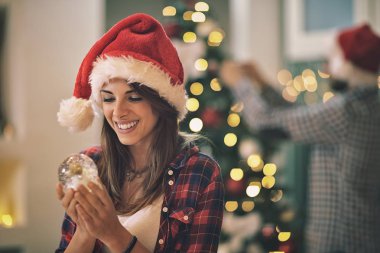 Genç kadın, kartopu Noel için