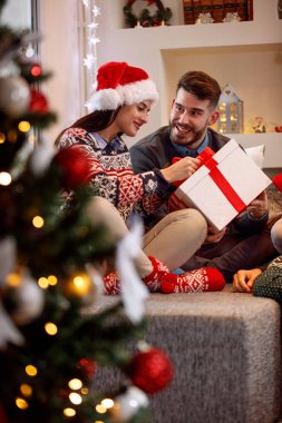 Hediye kutuları gülümseyen çiftle