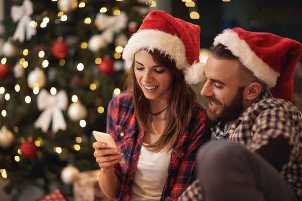 Paar zoekt mobiele telefoon samen — Stockfoto