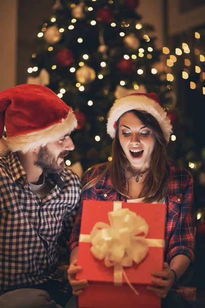 Mädchen schaut auf große Schachtel mit Neujahrsgeschenk — Stockfoto