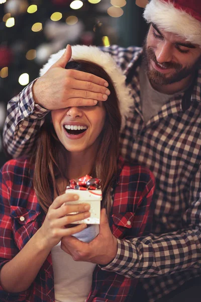 Chica tiene sorpresa de Navidad — Foto de Stock