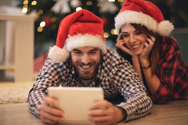 Рождественская пара покупает в сети на праздник — стоковое фото