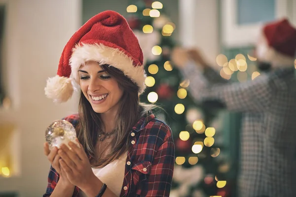 Genç kadın, kartopu Noel için