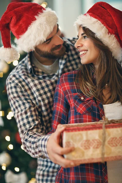 Par apaixonado pelo presente de Natal — Fotografia de Stock