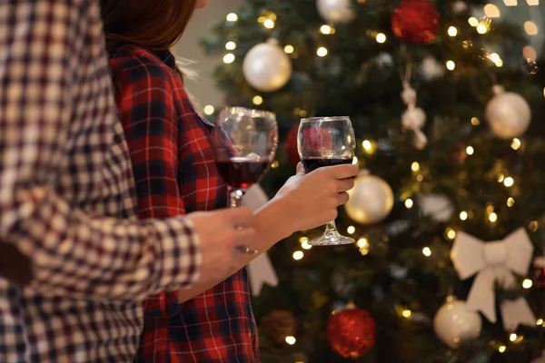 Celebración de Navidad con copas de vino tinto, concepto — Foto de Stock