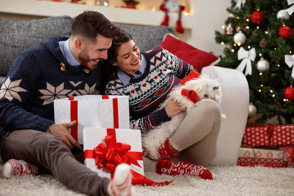 Weihnachten zu Hause mit süßem Meltzer als Geschenk — Stockfoto