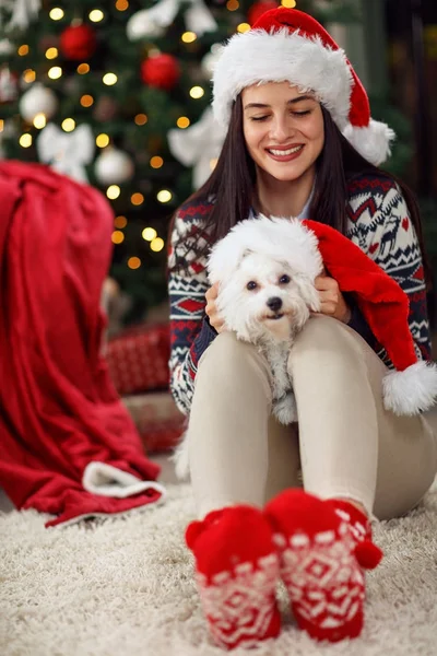 クリスマス プレゼント子犬を保持している女の子 — ストック写真