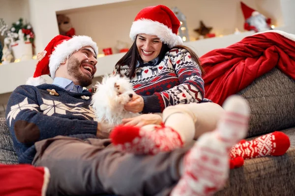 Leende par njuter i semestern och leka med hunden — Stockfoto