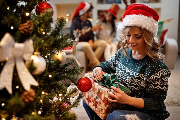 Weibchen an Heiligabend mit verpacktem Geschenk — Stockfoto